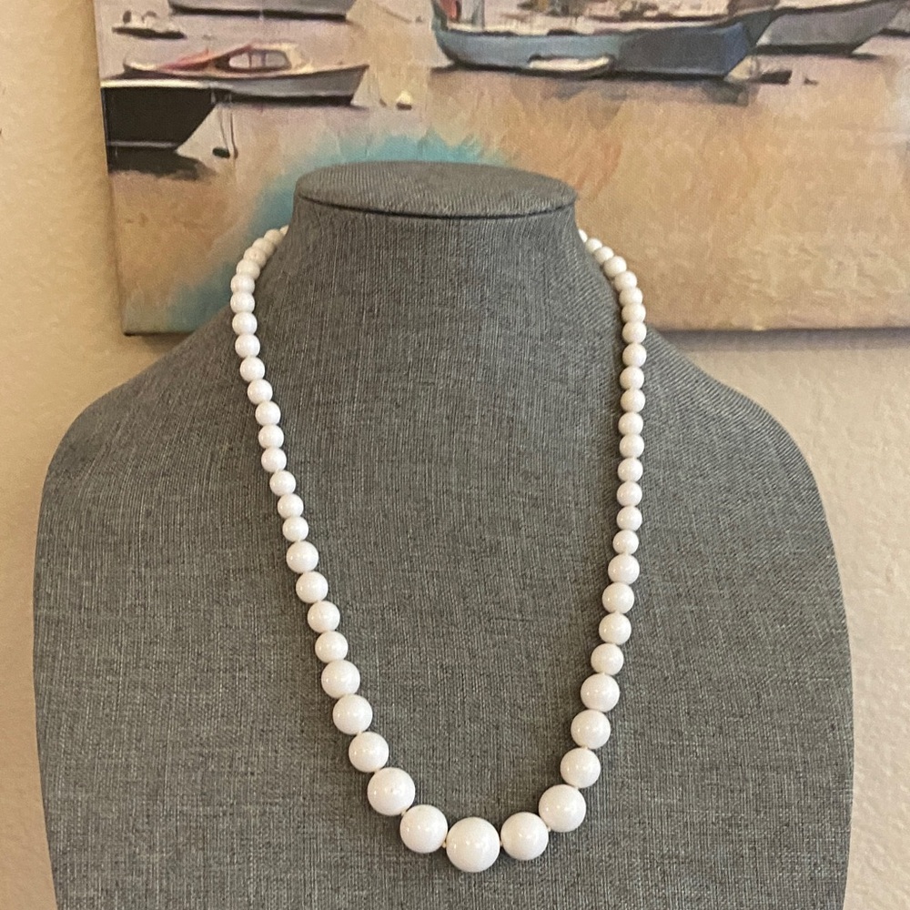 Vintage 70s Graduated White Handknotted Lucite Beaded Necklace